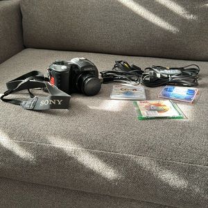 Sony CD Malvica Carl Zeiss 2/7-21 varió sonnar camera and recorder.